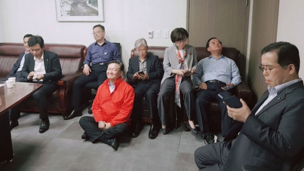  한국당에 감금당한 채이배, 6시간만에 탈출