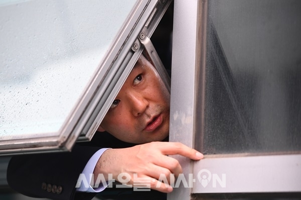  [정치오늘] 6시간 감금 후 풀려난 채이배 “경찰·소방관에게 감금상태를 풀어달라 요구”