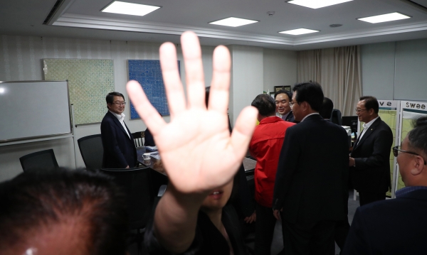 도 넘는 한국당…국회 의장실·회의장 곳곳 점거