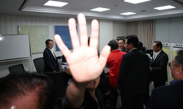  도 넘는 한국당…국회 의장실·회의장 곳곳 점거