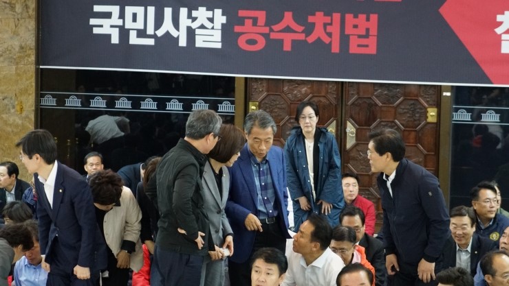  패스트트랙 의안 전자결재 제출은 위법
