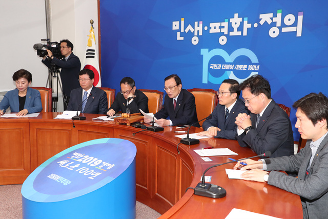  與 “패스트트랙 재상정”...한국당 “온몸으로 막겠다”
