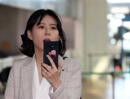  윤지오 캐나다 도착 후 심경글 "가족·친구 욕하지 말아 달라. 사실 엄마 한국에 있었다" 인스타그램 글 전문. 김대오 기자 "윤지오 '장자연 리스트' 봤을 리 없다" 김수민 작가
