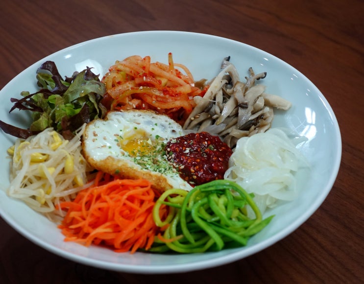  한 그릇 식사 13가지:비빔밥, 새우볶음밥, 국물떡볶이, 감바스 알 하이요, 비빔국수, 유부초밥, 전복죽, 잡채밥, 주먹밥, 마파두부, 투움바파스타, 드라이카레, 김치볶음밥