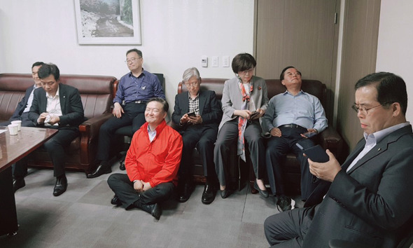 회의장 막고 법안 서류 빼앗고..한국당이 되살린 '동물국회' 회의장 막고 법안 서류 빼앗고..한국당이 되살린 '동물국회'