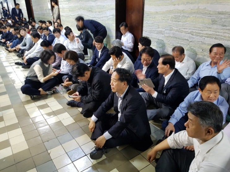  헌법수호를 위한 국회 투쟁이 계속되고 있다