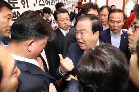  국회와 행정부 모두를 발목잡는 저 세력, 치워야 한다
