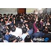 여야 '패스트트랙' 밤샘 대치..몸싸움·폭력 '아수라장' 된 국회 여야 '패스트트랙' 밤샘 대치..몸싸움·폭력 '아수라장' 된 국회