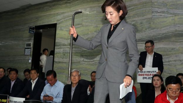  기억하자, 누가 우리의 발목을 잡았는지
