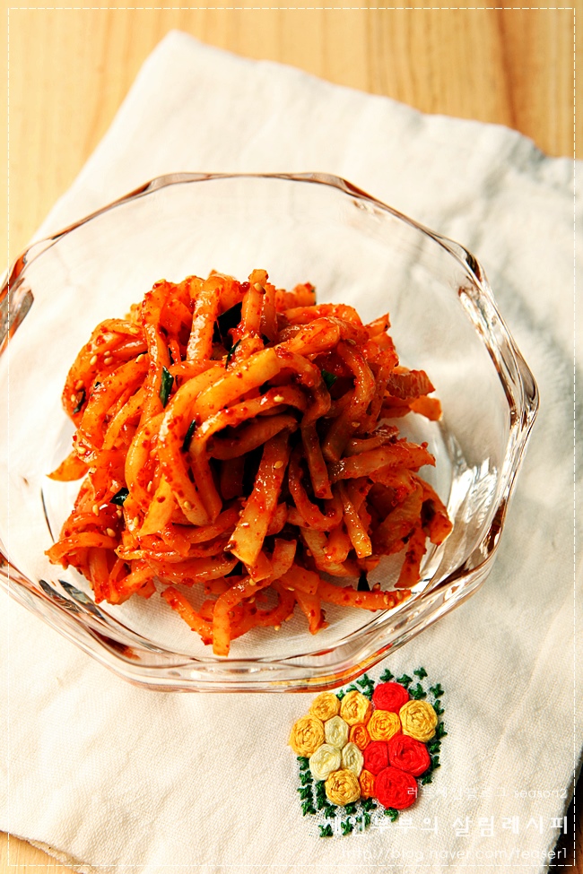  동치미무 무침 : 변신하면 또 새로운 맛~