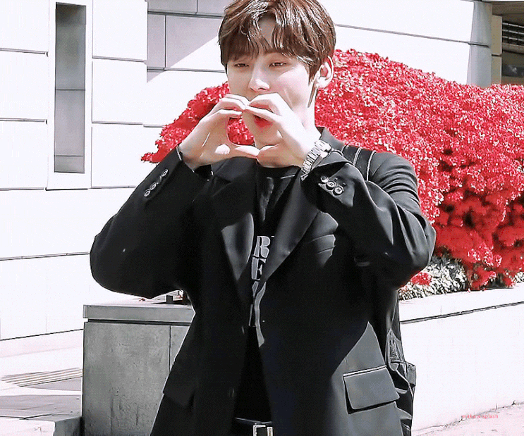  190427 황민현 해피투게더4 스페셜MC 녹화 출근길 _ 민현아 내 심장 왜이래 [영상, 움짤]