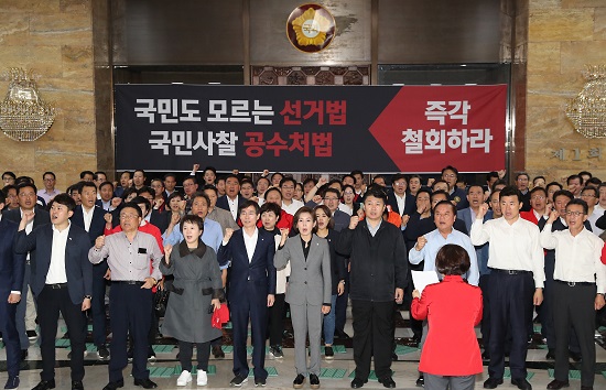 패스트트랙 법안 여야 충돌: 한국당의 뻔뻔한 거짓말~, "국민도 모르는 선거법, 국민사찰 공수처법(한국당이 국회에 내건 플래카드 글)"