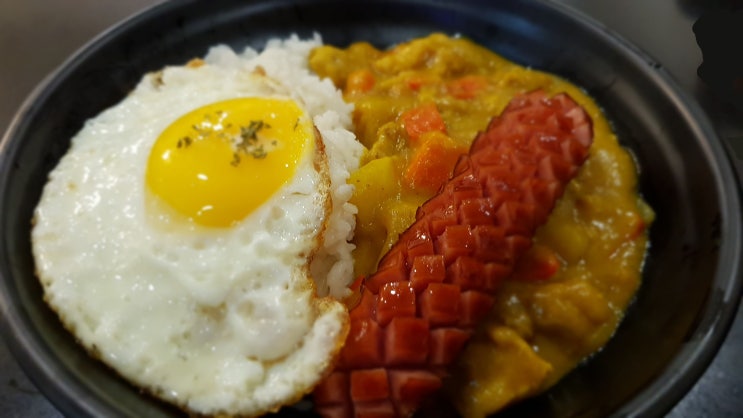  "스페인하숙" (카레) - 소세지와 계란후라이 고명으로 맛을 더한 차승원표 카레