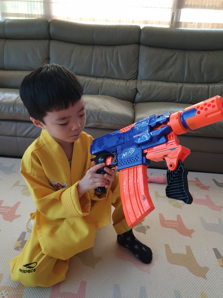  남아선물 해즈브로코리아 너프건 아이가 너무 좋아해요