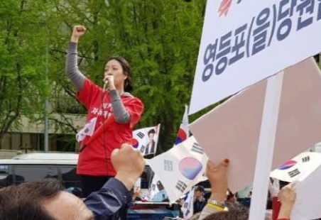 한국당 집회서 마이크 잡은 배현진, “일하느라 시집 못 갔는데…”
