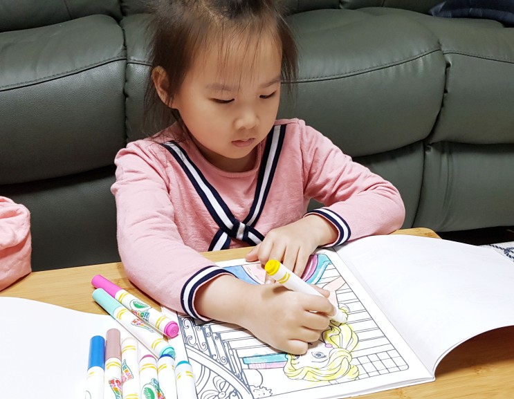 유아 색칠공부 크레욜라 칼라원더 메스프리로 창의력 키워요.