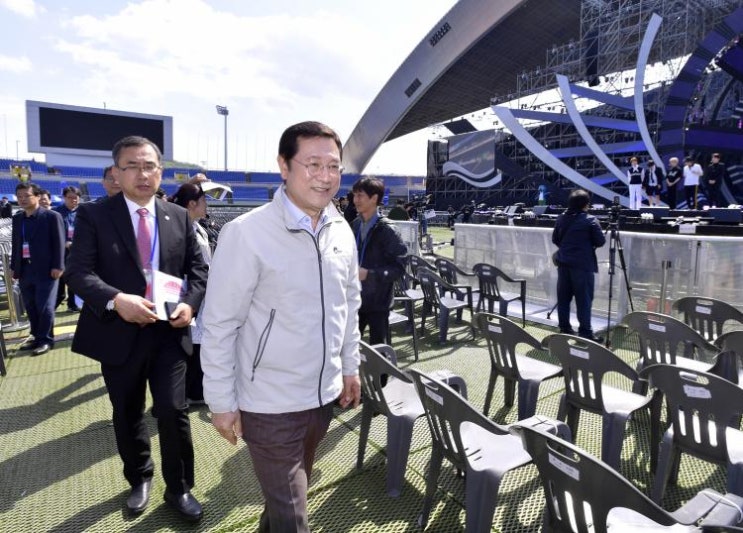  이용섭 시장, 수영대회 성공기원 콘서트 현장 점검
