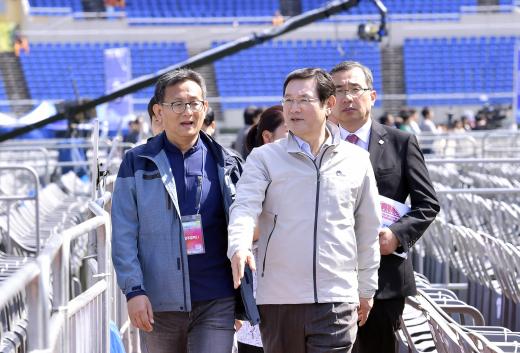  이용섭 광주시장, 수영대회 성공기원 콘서트 현장 점검
