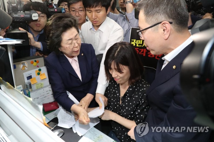  [홍익표] "자유한국당은 불법 점거를 즉시 중단할 것을 다시 한 번 촉구"..."유승민 대표가 자유한국당 가는 것보다 김관영 대표가 민주당으로 오는 것이 훨씬 가능성 적을 것"