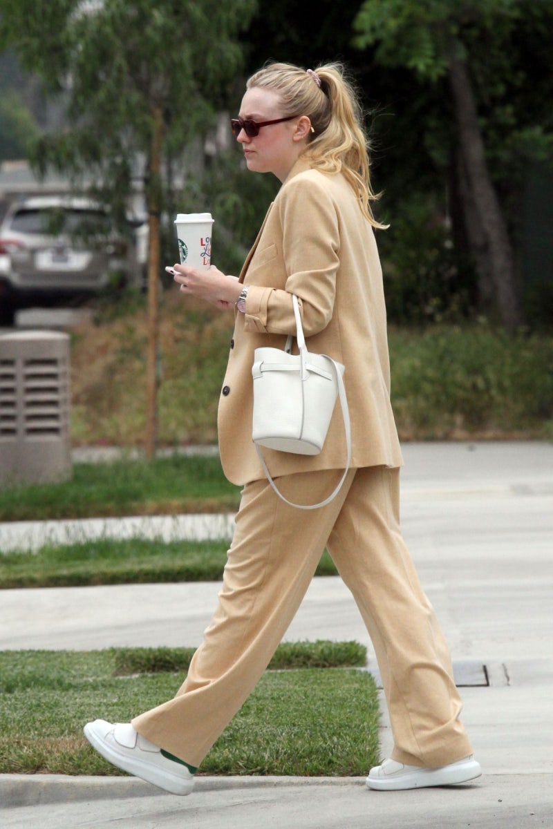 Bella Hadid was spotted leaving a photoshoot in Beverly Hills wearing just  a vintage tee. She looked glam in full hair and makeup after the all day  shoot. 그녀는 드레스로 어깨를 벗고, image size:800x1200