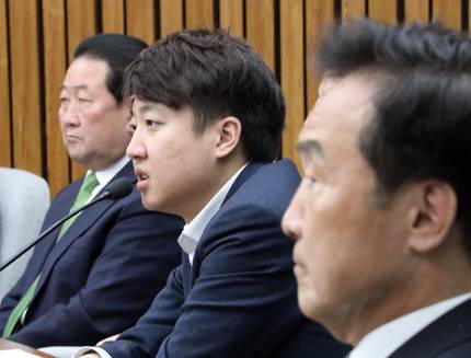  100만 넘어선 한국당 정당해산 청원: 개떼 몰리듯 몰려드는 반국민 인사들, 중앙일보, 이준석, 나경원