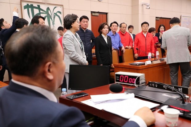  국회 사개특위,한국당 반발 속 공수처법 '일사천리' 패스트트랙 지정