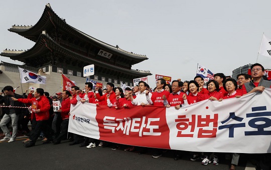 패스트트랙 사태의 원인과 부질없는 자유한국당 해산 청원