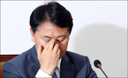  김관영 007작전 지원속..한국당 반대 뚫고 "패스트트랙 가결" 국민청원 100만 돌파 눈앞 국회 경위들과 충돌한 나경원-유승민-오신환. 바른미래당 선거제·사법제도 개혁안 찬성