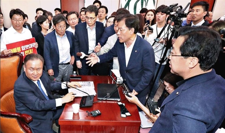  죄송합니다. 선거법과 공수처법 날치기를 막지 못했습니다.