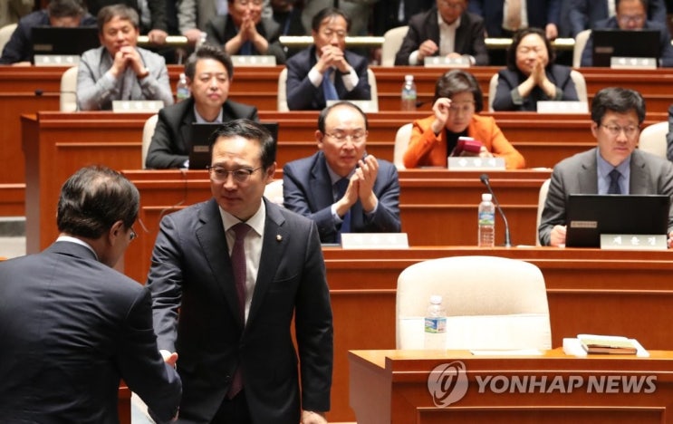  [연합뉴스-기사]민주, 패스트트랙 지정에 박수·환호…"역사적 의미 있는 날"