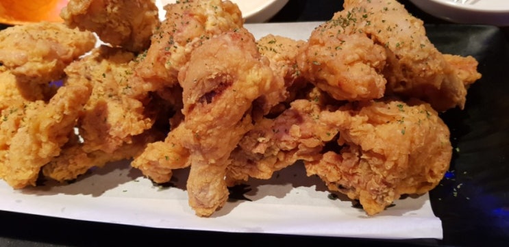  생맥에 후라이드치킨은 맛있다.