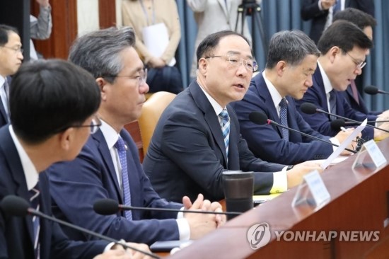 홍남기 "국내유가 안정화 노력…이란원유 수입 중단시 보완책"(종합) 홍남기 "국내유가 안정화 노력…이란원유 수입 중단시 보완책"(종합)