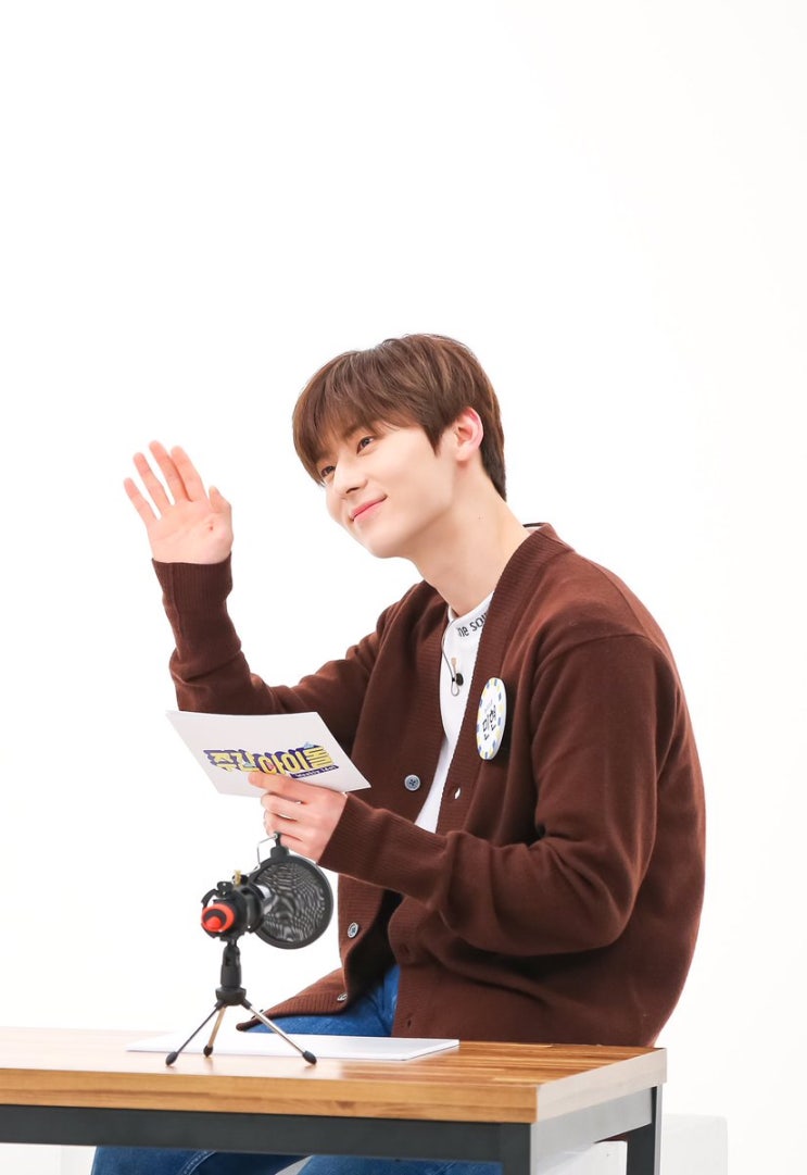 황민현 - 190428 [ 주간 아이돌 ] 똑똑  DJ 사막여우 들어가도 될까요? 