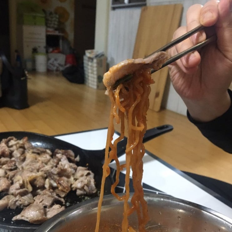  오늘 저녁은 비빔쫄면과 고기