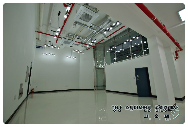 강남 신축 지하1층 + 지상 2층 동시 임대 가능 - 사무실 + 스튜디오 추천, 지하 층고 4.5미터, 냉난방기 완비, 기둥없는 효율구조, 저렴한 임대료, 2호선+3호선 더블역세권
