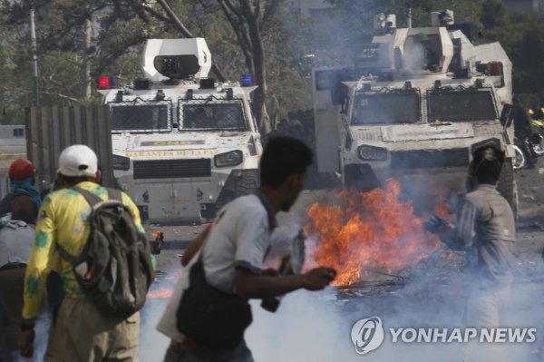  베네수엘라 과이도, 군사봉기 시도...수도에서 격돌