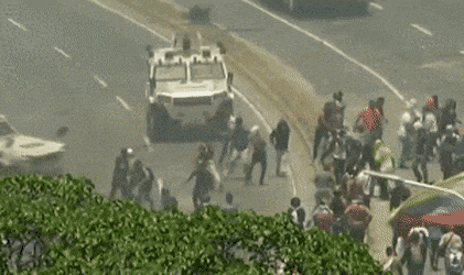  [혐] 베네수엘라 무력진압 근황.gif