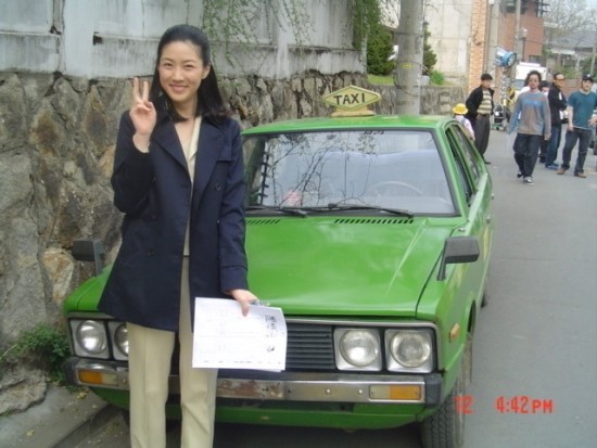  이수경의 골목 사진과, 1969.3. 택시 타고 등교를 생각나게 하는 택시 사진 