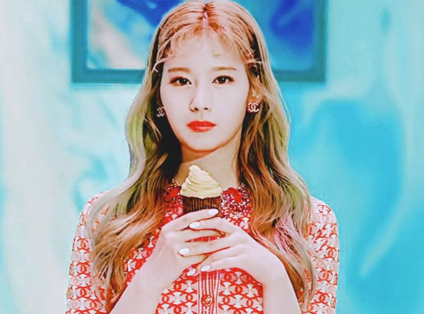  트와이스 사나 일왕퇴위관련 글로 논란