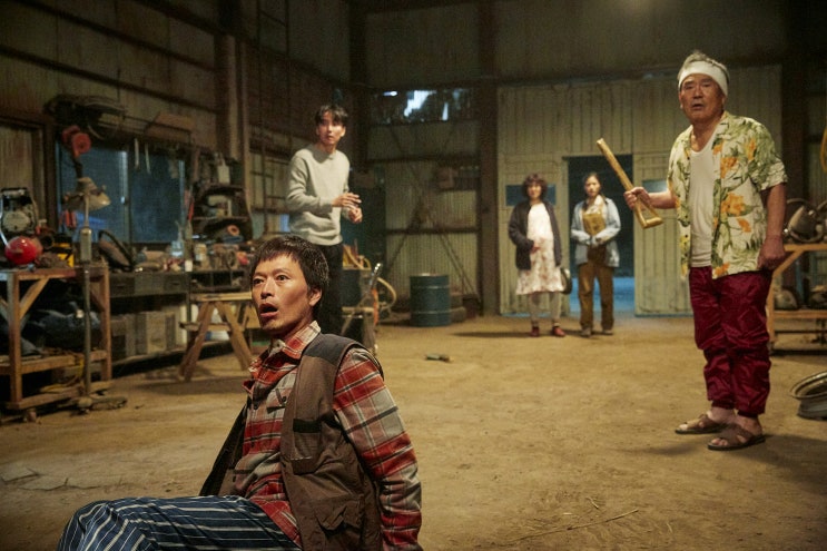  [한쿡형 좀비영화도 시동 거는가. 해시태그 #많이웃김. 그래. 차별화는 코믹 양념으로. 신선한 스토리와 베테랑 배우들의 연기 덕에 오방은 팔뚝 걷어부쳤다] 기묘한 가족 (2018)
