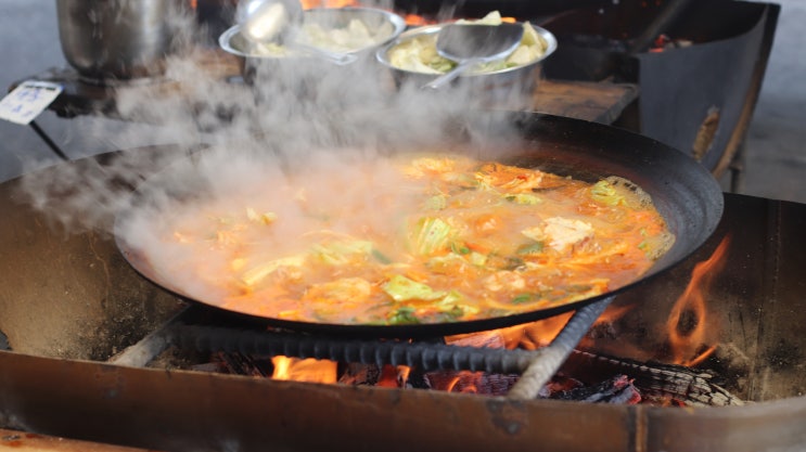  산골농원 솥뚜껑닭볶음탕 위치 가격 영업시간 예약 유명산맛집 전참시