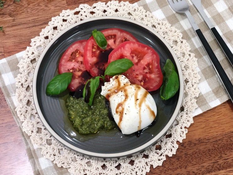  부라타치즈 바질페스토 샐러드 :: 맛 조화가 매력적인 와인안주 브런치