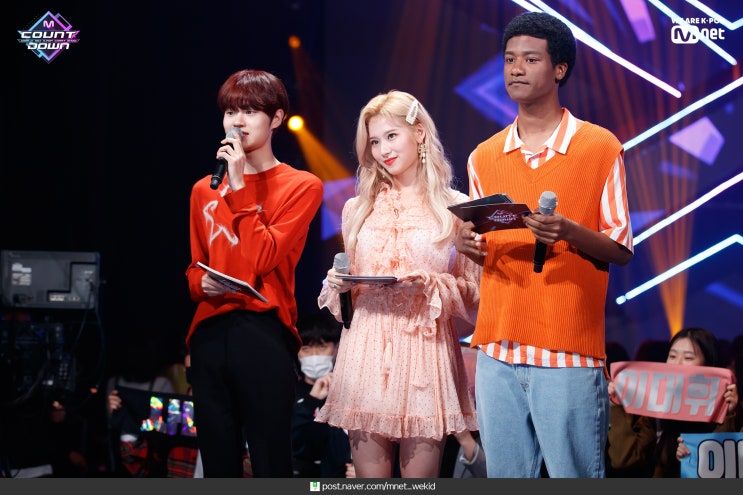  이대휘 - 190429 [ 엠카운트다운 ] 190425 엠카운트다운 MC 이대휘&한현민& 트와이스 사나 현장포토