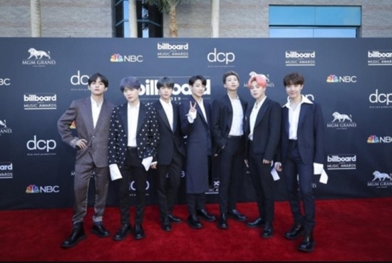  방탄소년단, '빌보드 어워즈' 톱 그룹상 등 2관왕…K팝 새 역사    