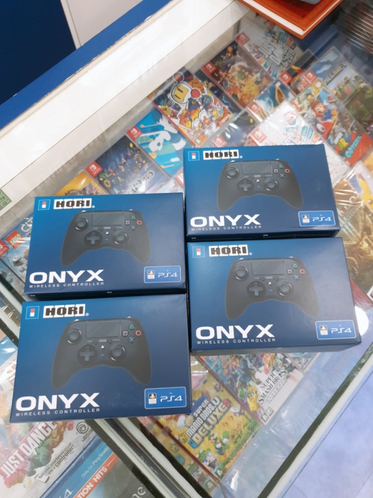  신기한 제품이 입고되었습니다 호리 ONYX 컨트롤러 무선 패드입니다 무선 버튼 위치를 확인하세요 수원게임샵 플레이스테이션 수원 게임샵 ps4