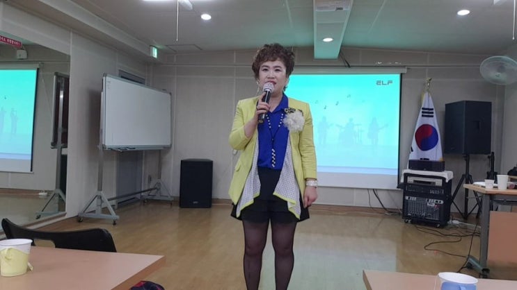  광명4동주민센터 노래교실 임금선강사 입니다. 가수유지나 님의 신곡 《김치》 배우며 바람바람신바람 불어~ 앗싸~신나는 시간~!!