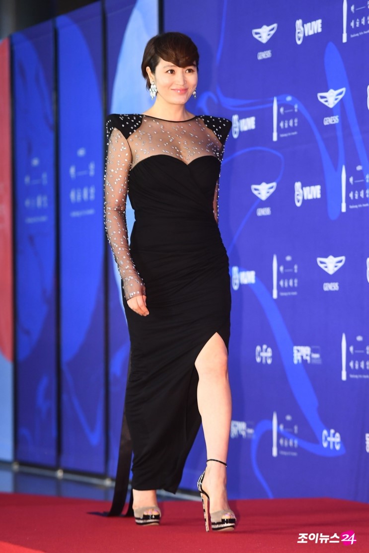김혜수, 항아리 몸매 돋보이는 드레스
