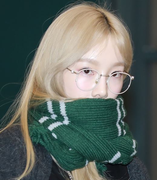  태연 공항패션 금발도 잘어울리고 사복 잘입는 정석!!