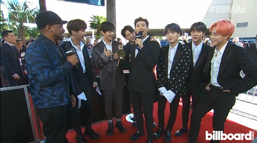  BTS  방탄소년단 2019 빌보드 뮤직어워드 탑소셜 아트스트상 3년 연속수상!!