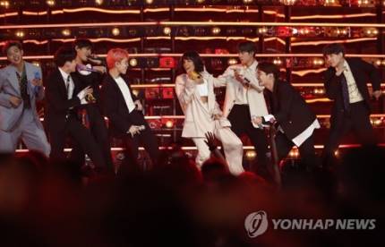BTS, 빌보드어워즈 톱그룹상 등 2관왕…할시와 공연 '함성' BTS, 빌보드어워즈 톱그룹상 등 2관왕…할시와 공연 '함성'